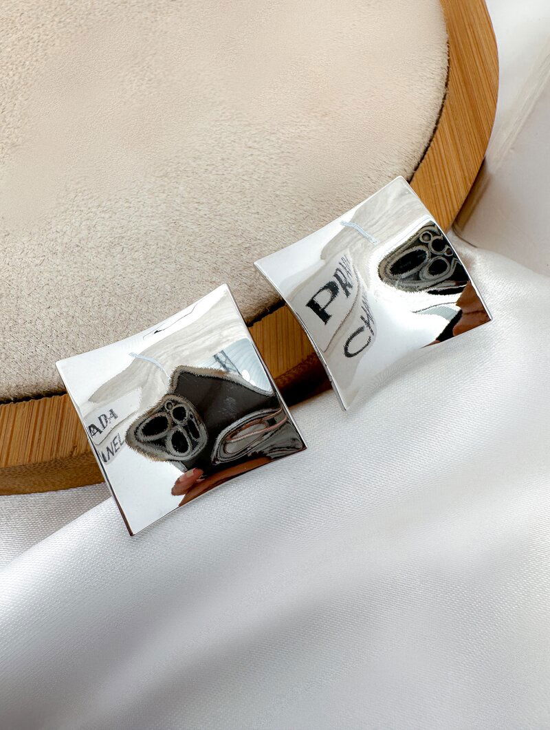 Brinco Folheado a Ouro 18k e Prata Quadrado Liso