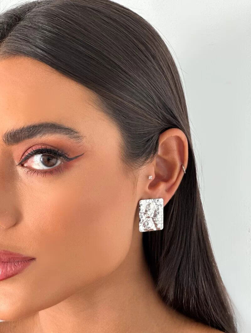 Brinco Folheado a Ouro 18k e Prata Quadrado Texturizado