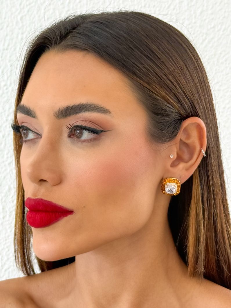 Brinco Folheado a Ouro 18k e Prata Quadrado Trabalhado em Zirconia