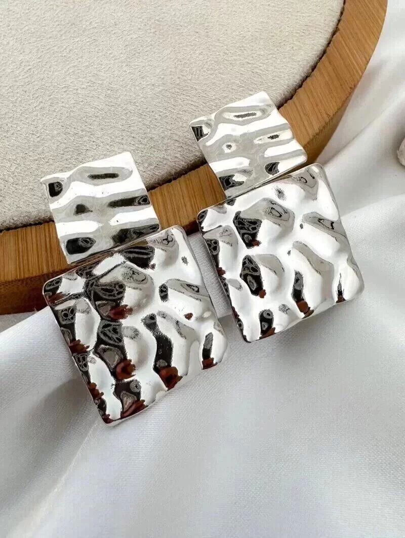 Brinco Folheado a Ouro 18k e Prata Quadrados Martelados