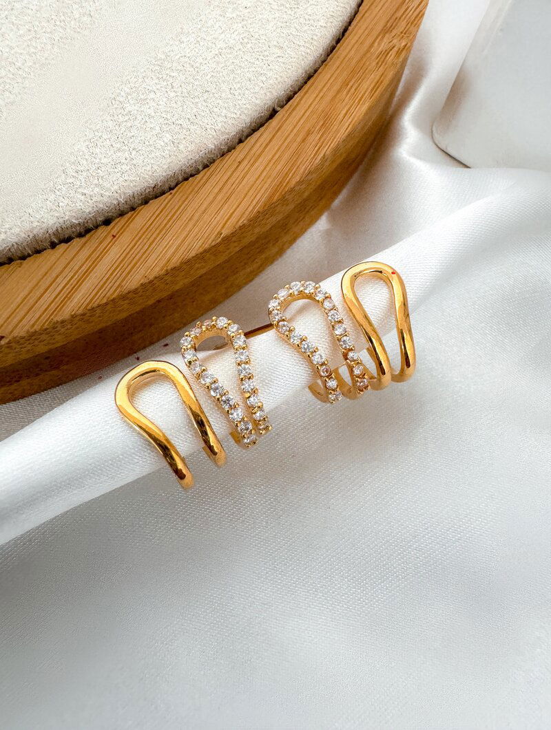 Brinco Folheado a Ouro 18k e Prata Quatro Fios com Detalhe Cravejado