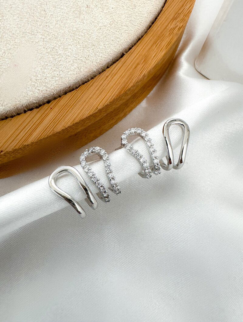 Brinco Folheado a Ouro 18k e Prata Quatro Fios com Detalhe Cravejado