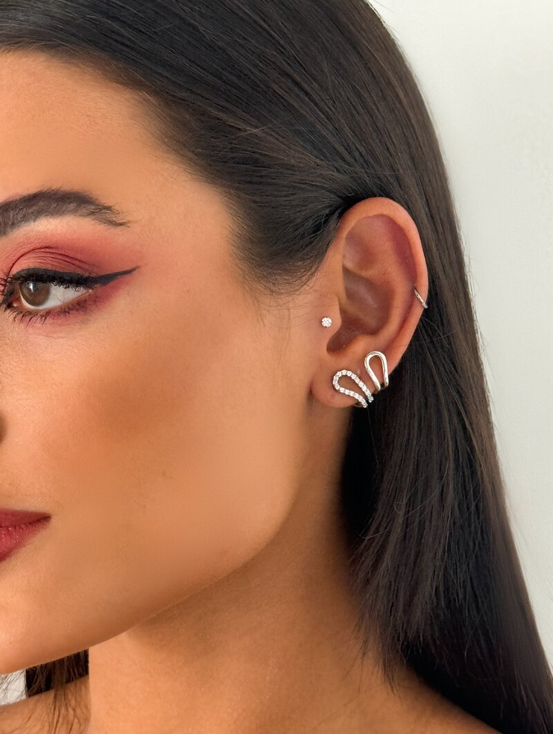 Brinco Folheado a Ouro 18k e Prata Quatro Fios com Detalhe Cravejado