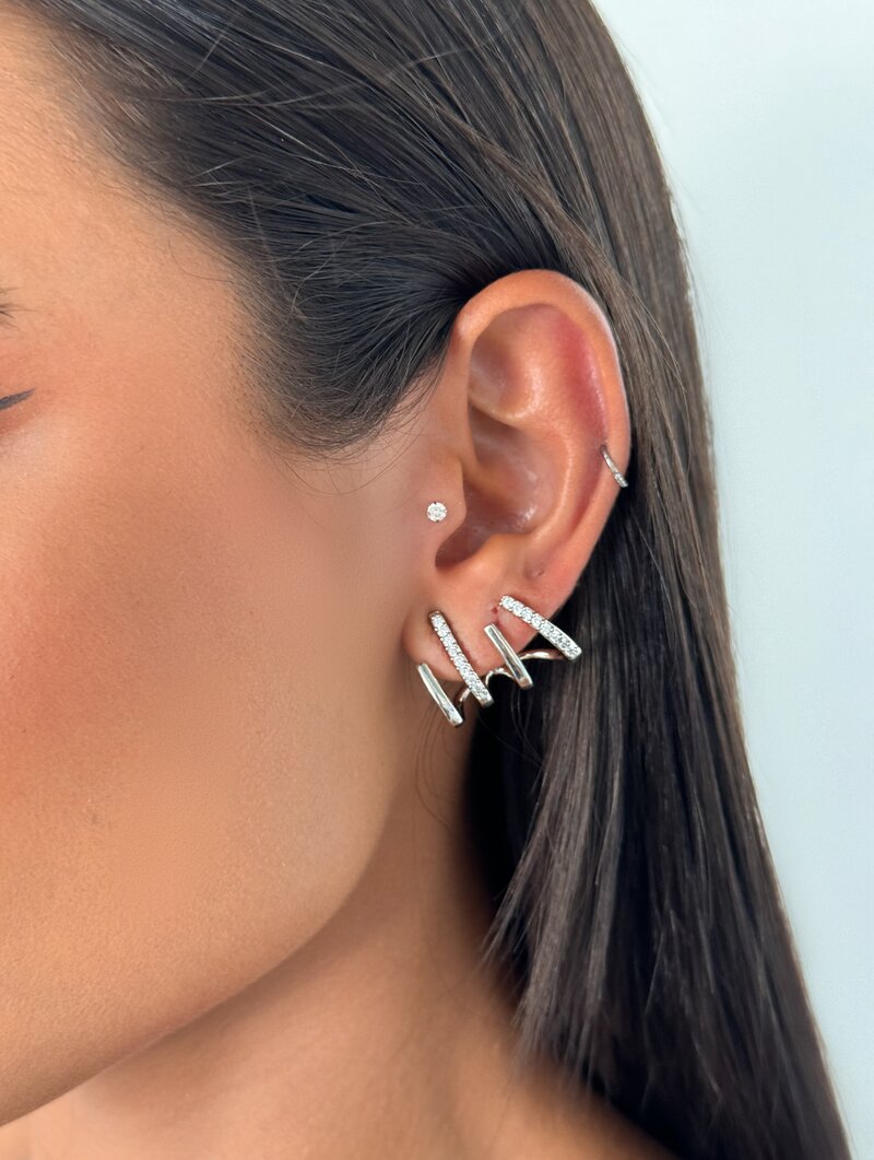 Brinco Folheado a Ouro 18k e Prata Quatro Fios Lisos e Cravejados