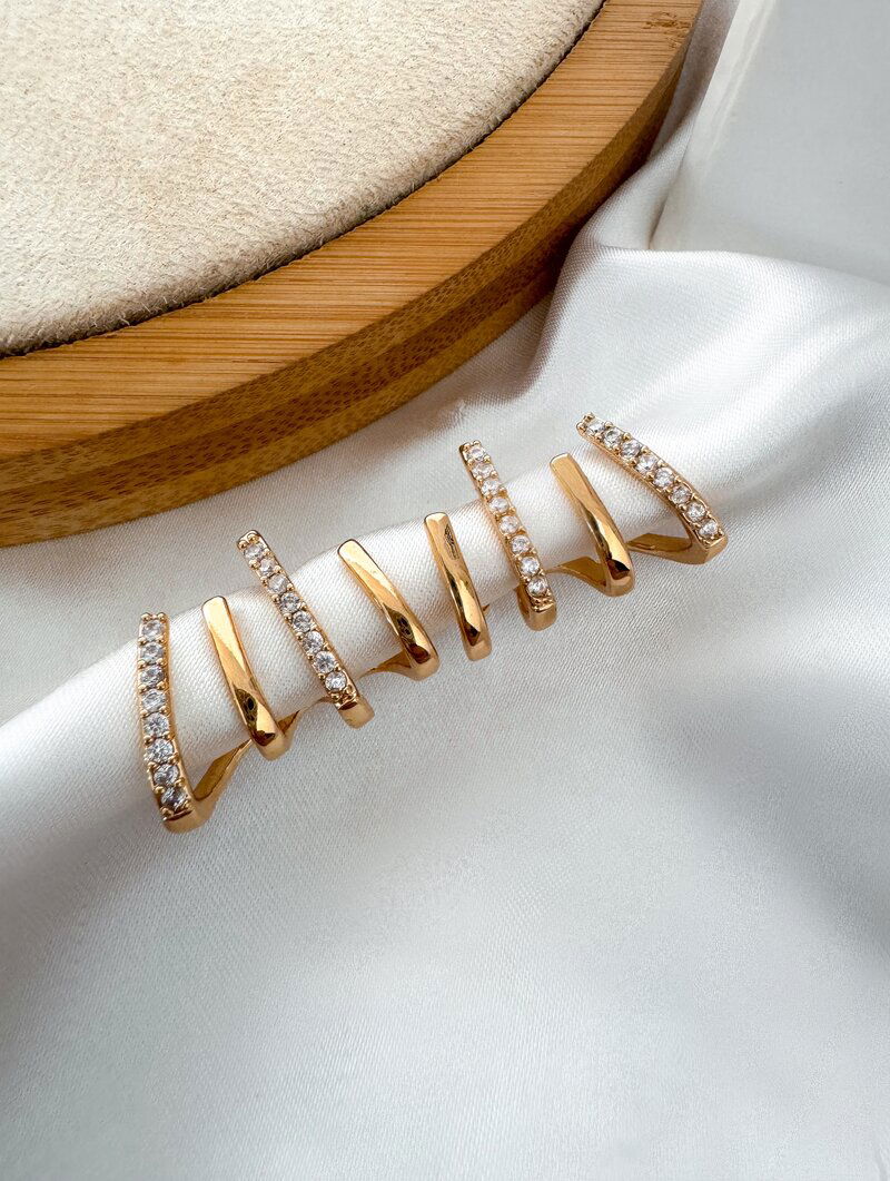 Brinco Folheado a Ouro 18k e Prata Quatro Fios Lisos e Cravejados