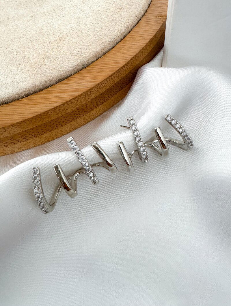 Brinco Folheado a Ouro 18k e Prata Quatro Fios Lisos e Cravejados