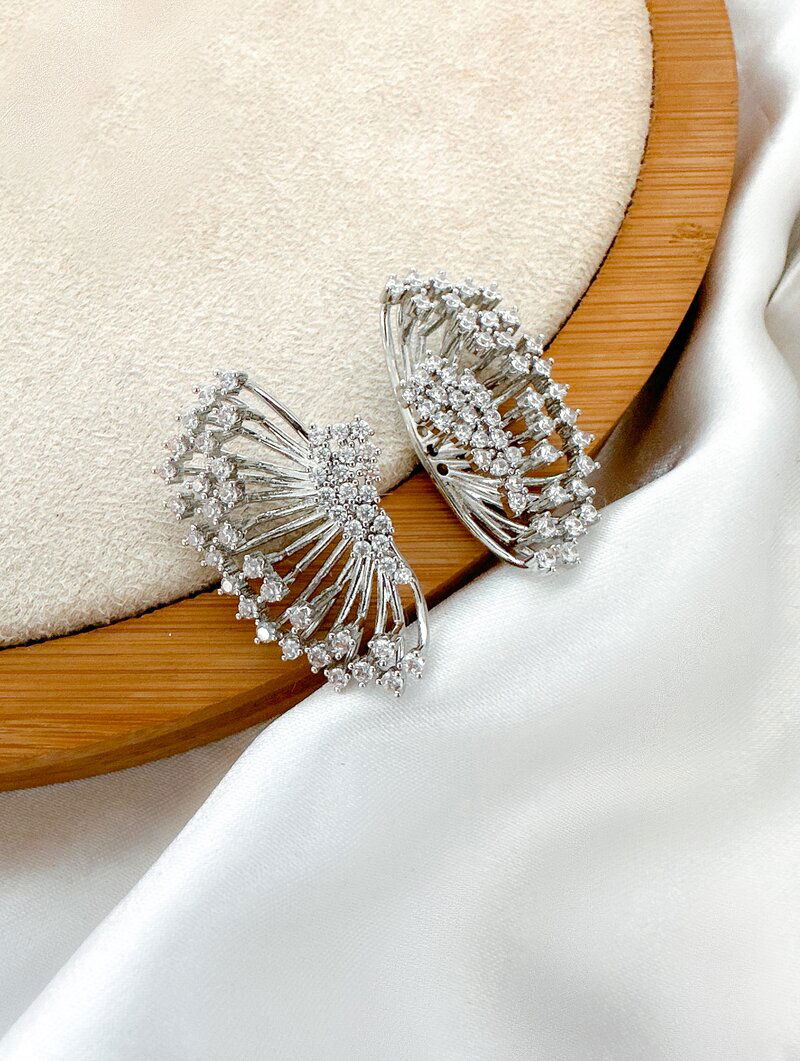 Brinco Folheado a Ouro 18k e Prata Ramo de Flores Cravejadas