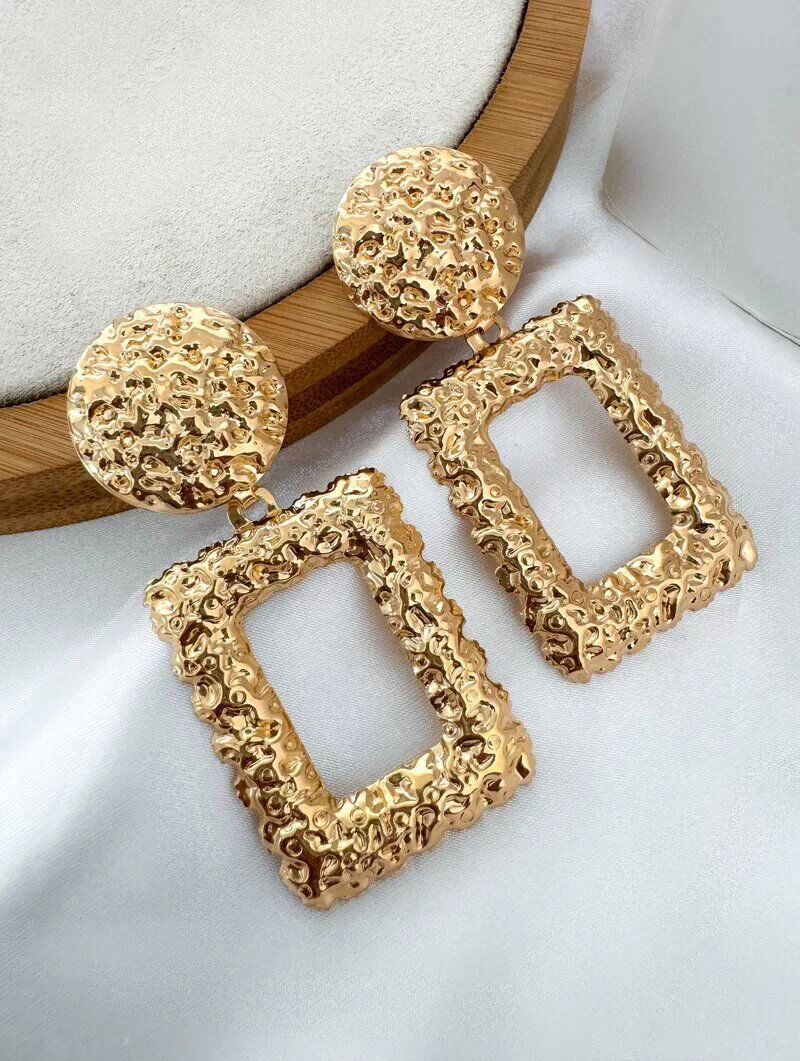 Brinco Folheado a Prata Retangulo com Ponteira Martelada