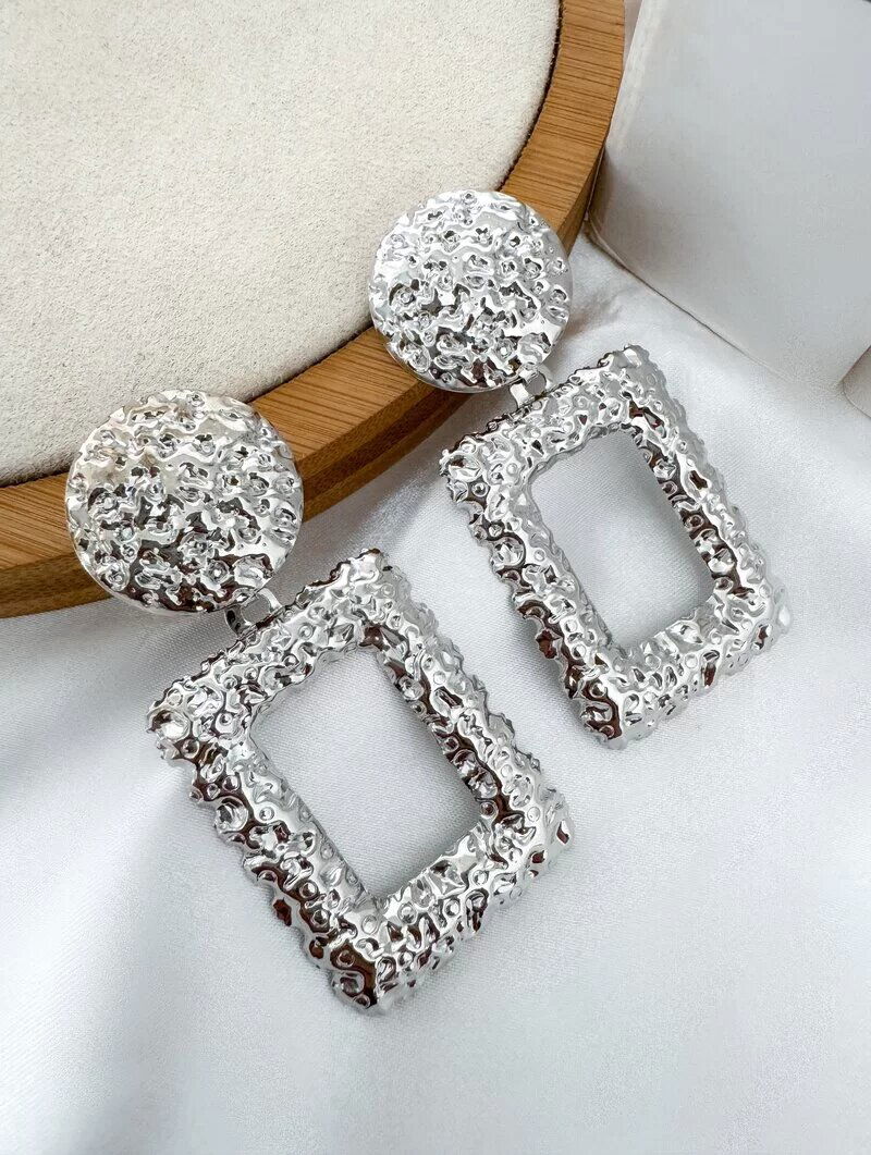 Brinco Folheado a Prata Retangulo com Ponteira Martelada