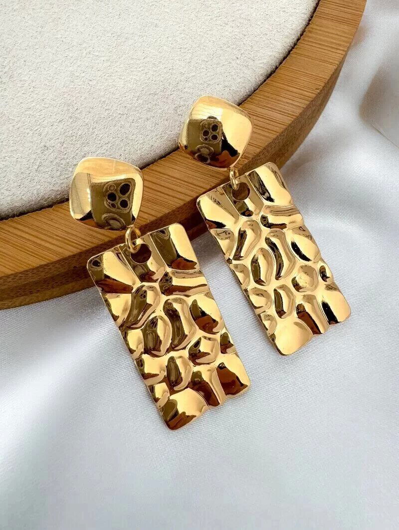 Brinco Folheado a Ouro 18k e Prata Retangulo Martelado com Ponteira
