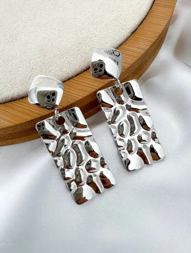 Brinco Folheado a Ouro 18k e Prata Retangulo Martelado com Ponteira