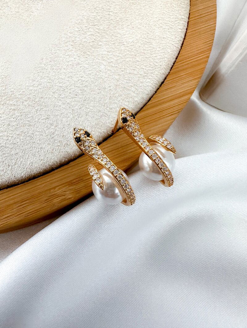 Brinco Folheado a Ouro 18k e Prata Serpente Cravejada com Pérola