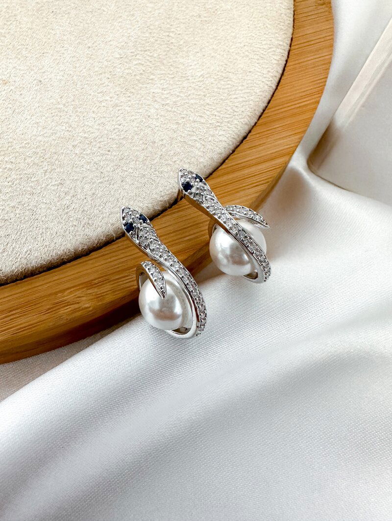 Brinco Folheado a Ouro 18k e Prata Serpente Cravejada com Pérola