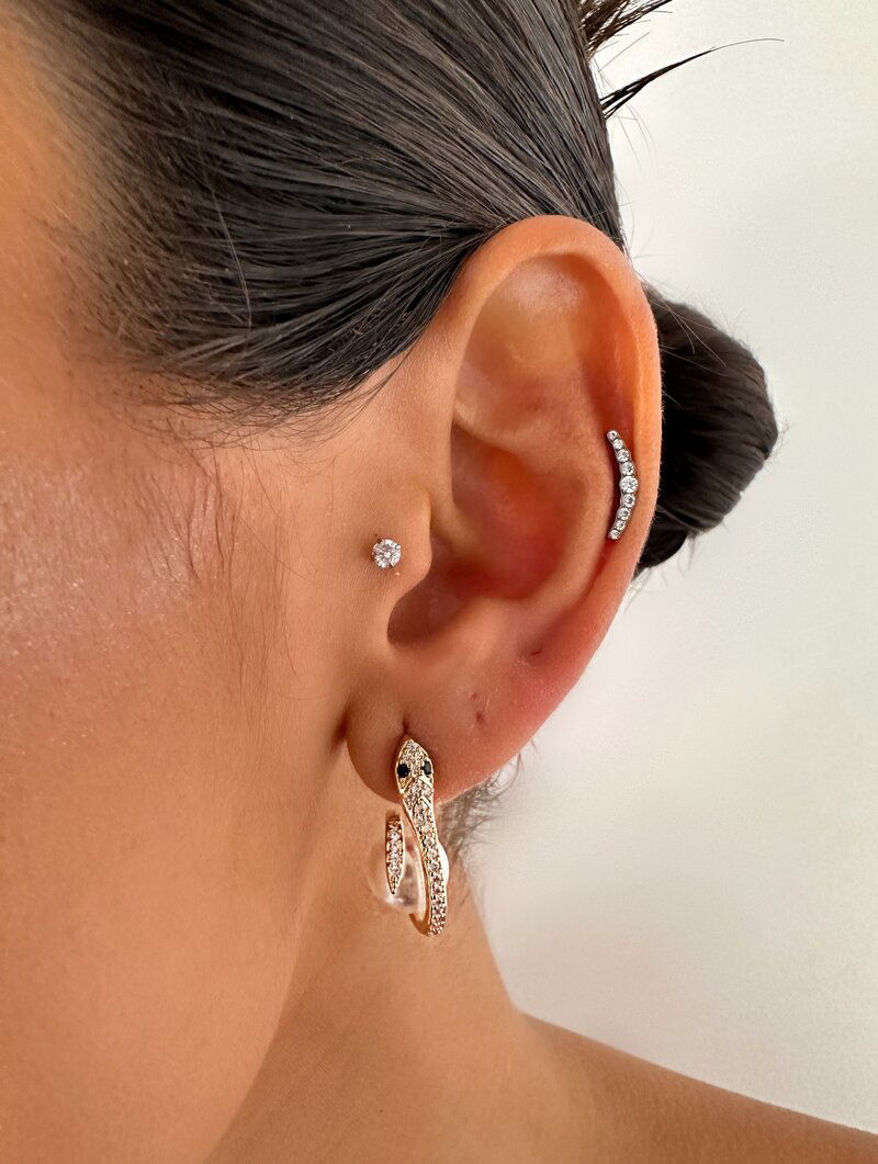 Brinco Folheado a Ouro 18k e Prata Serpente Cravejada com Pérola
