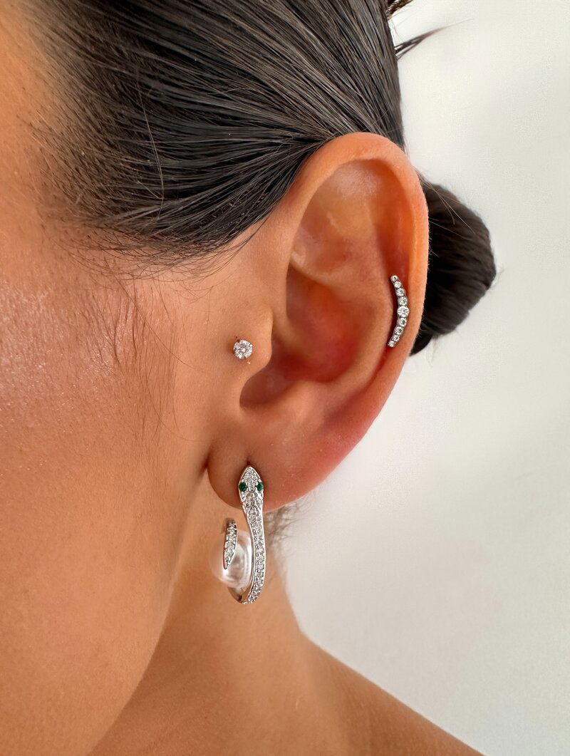 Brinco Folheado a Ouro 18k e Prata Serpente Cravejada com Pérola