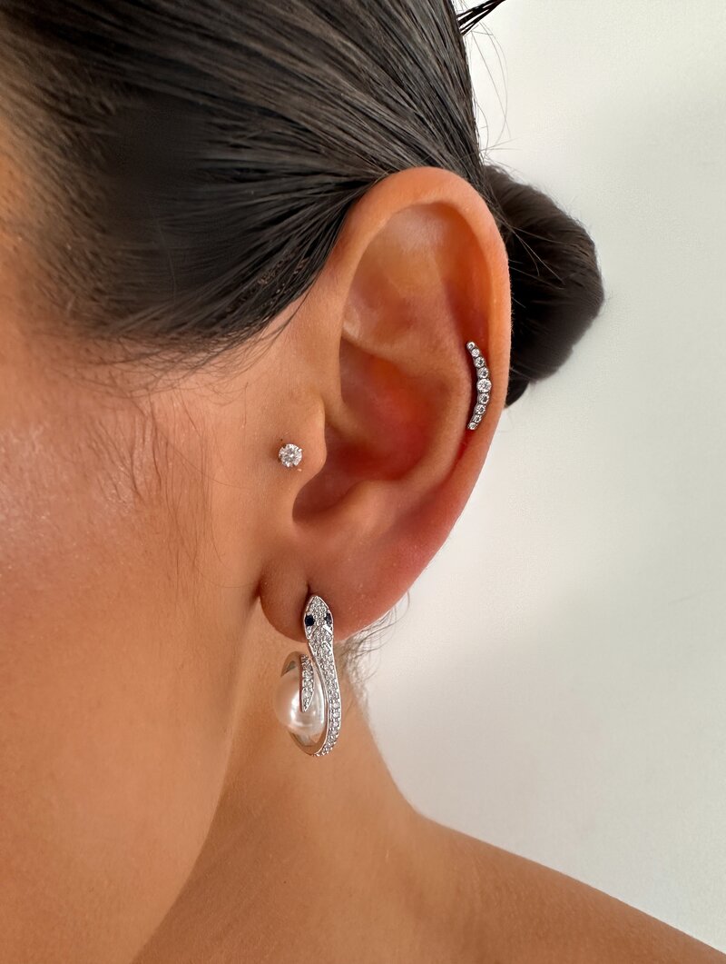 Brinco Folheado a Ouro 18k e Prata Serpente Cravejada com Pérola