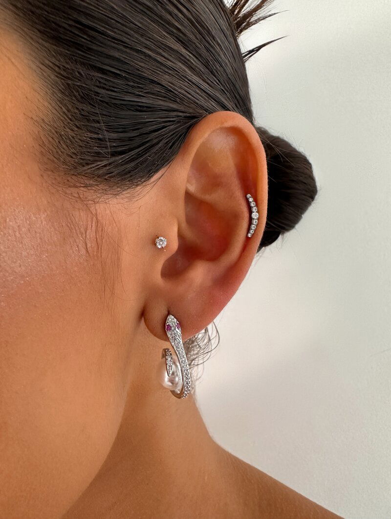 Brinco Folheado a Ouro 18k e Prata Serpente Cravejada com Pérola