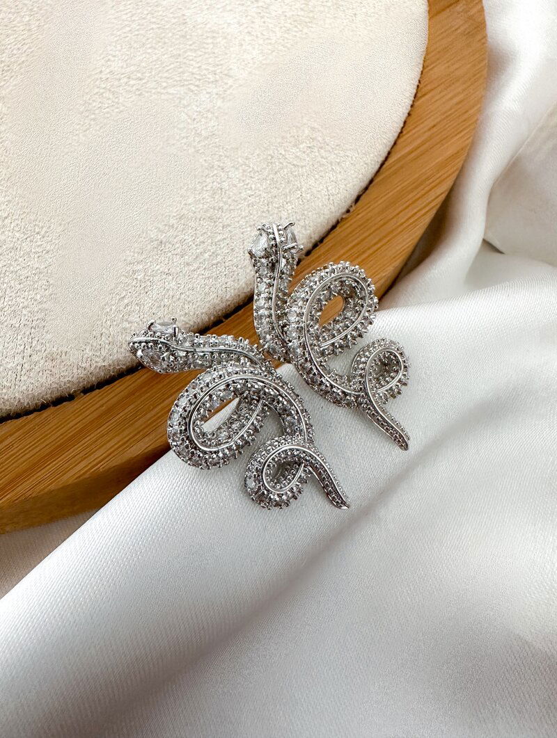 Brinco Folheado a Ouro 18k e Prata Serpente Luxo Cravejada