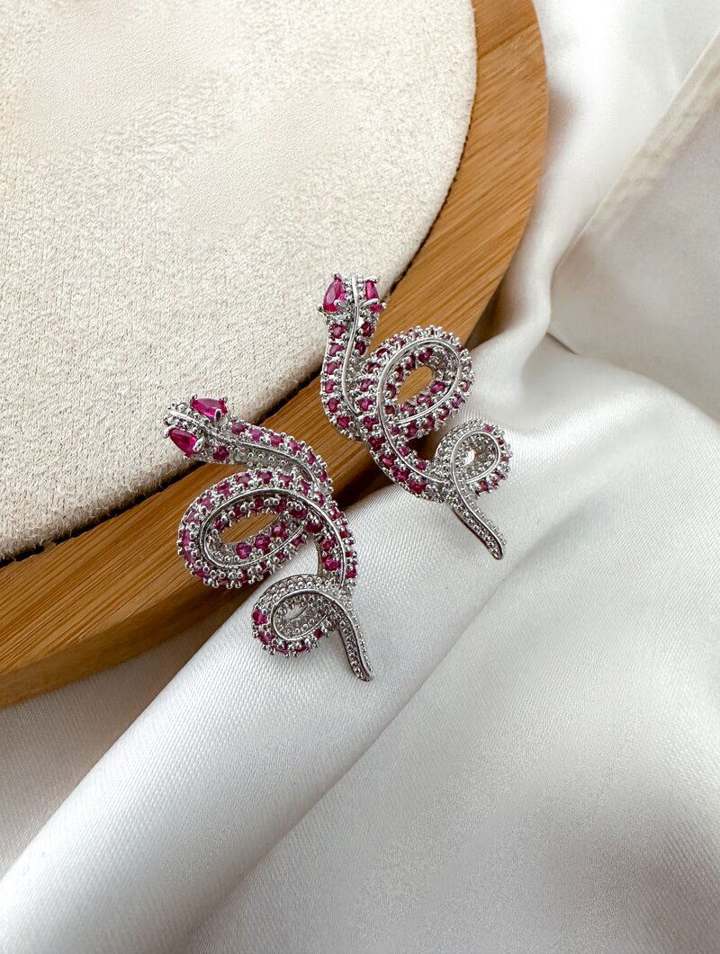 Brinco Folheado a Ouro 18k e Prata Serpente Luxo Cravejada