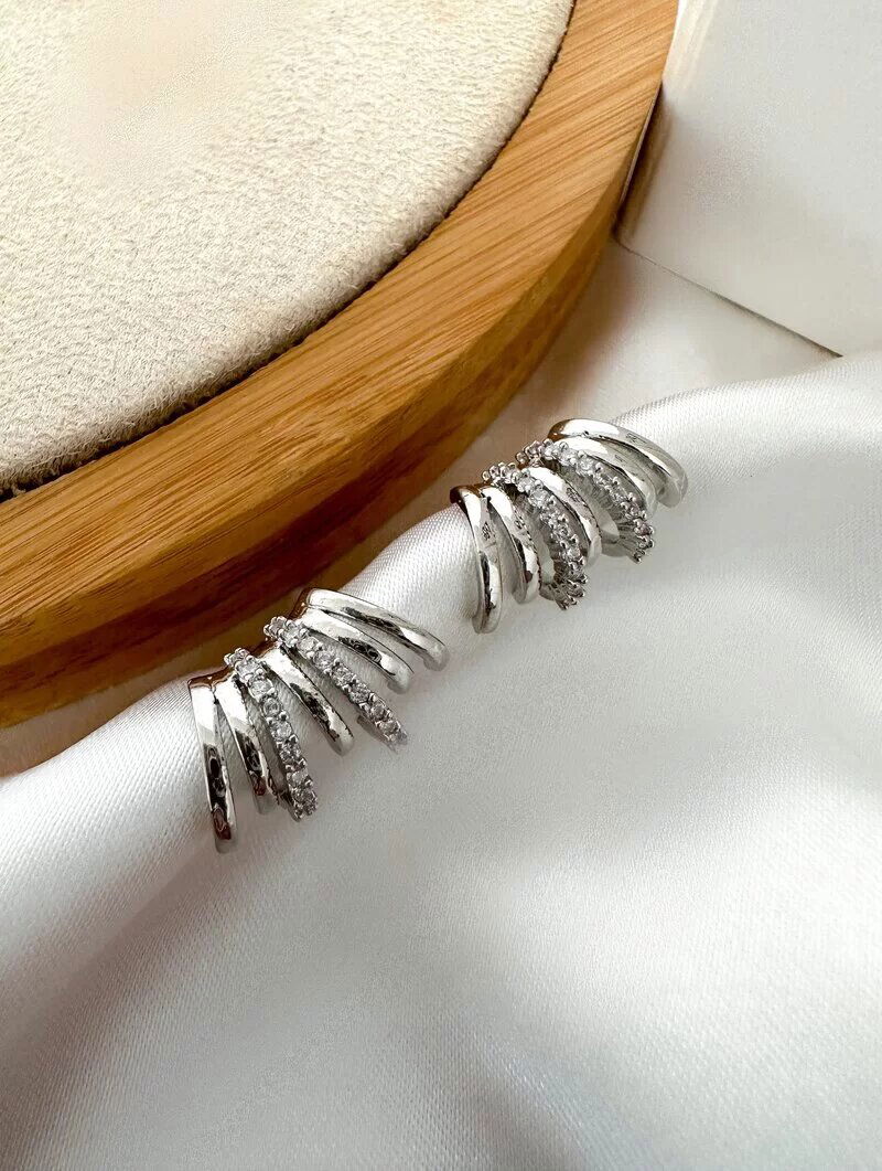 Brinco Folheado a Ouro 18k e Prata Sete Fios com Detalhe Cravejado