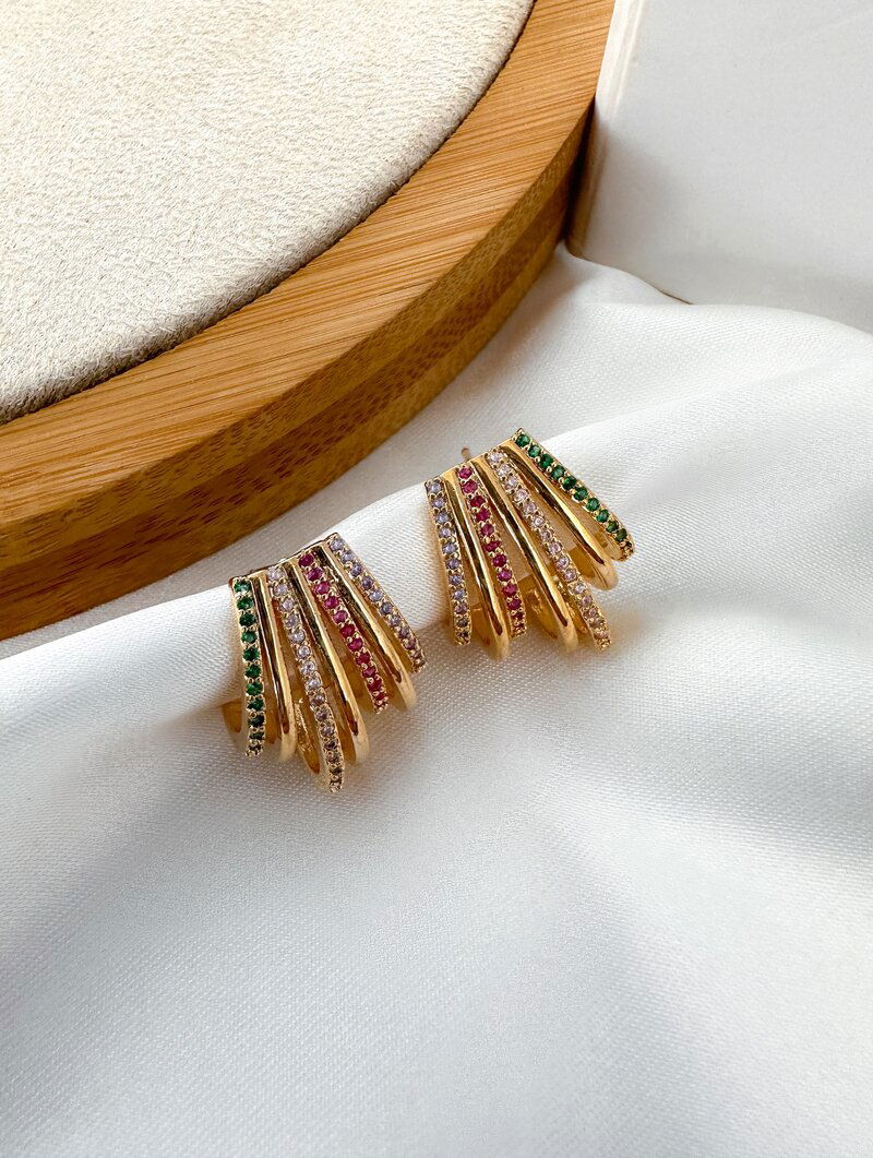 Brinco Folheado a Ouro 18k e Prata Sete Fios com Detalhes Cravejados