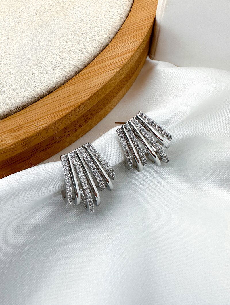 Brinco Folheado a Ouro 18k e Prata Sete Fios com Detalhes Cravejados