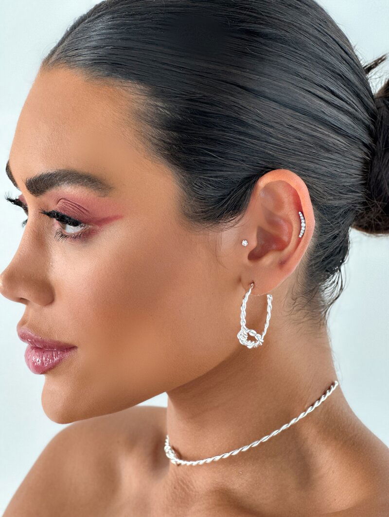 Brinco Folheado a Ouro 18k e Prata Torcido com Detalhe Nó
