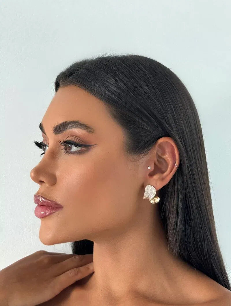 Brinco Folheado a Ouro 18k e Prata Torcido Cravejado