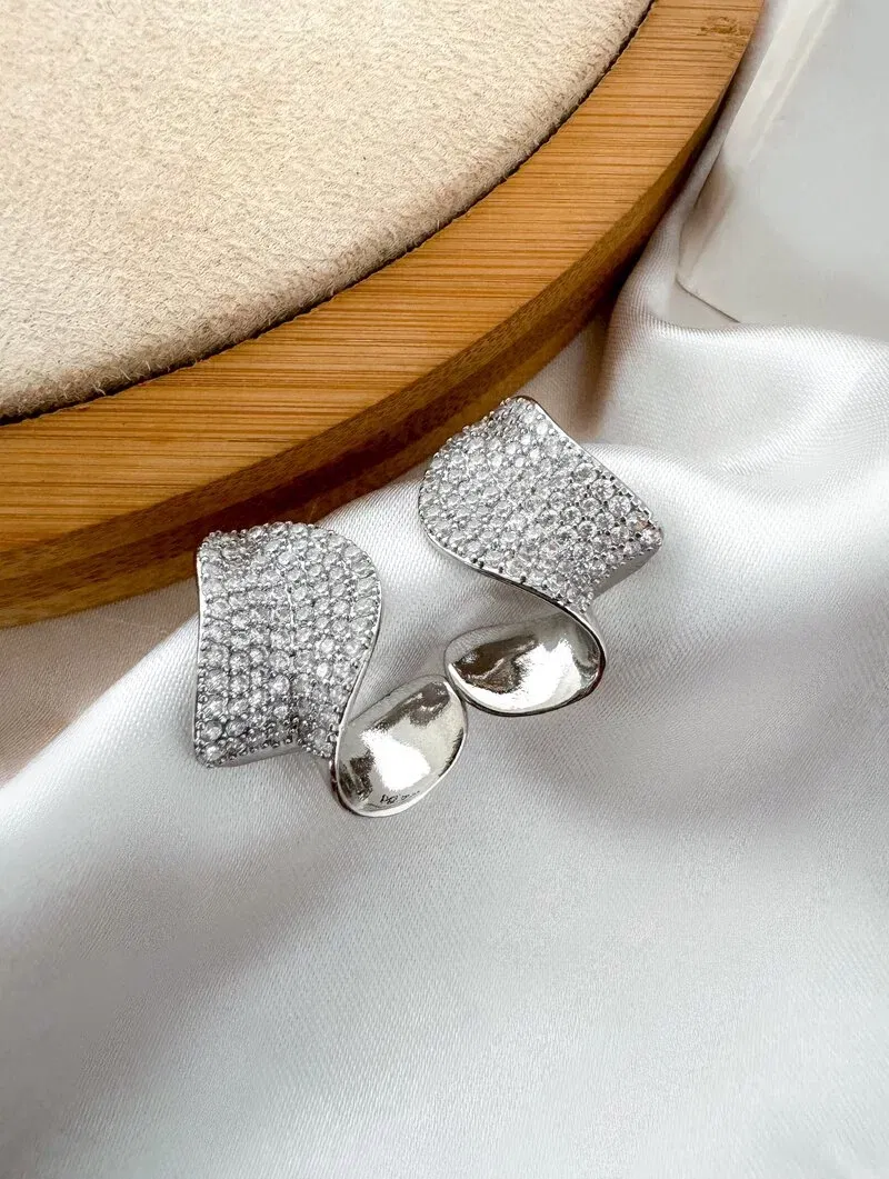 Brinco Folheado a Ouro 18k e Prata Torcido Cravejado