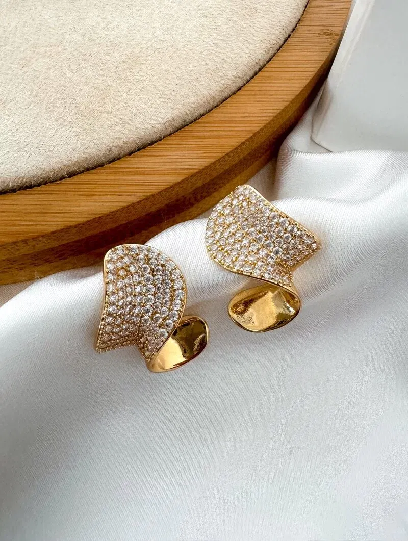 Brinco Folheado a Ouro 18k e Prata Torcido Cravejado