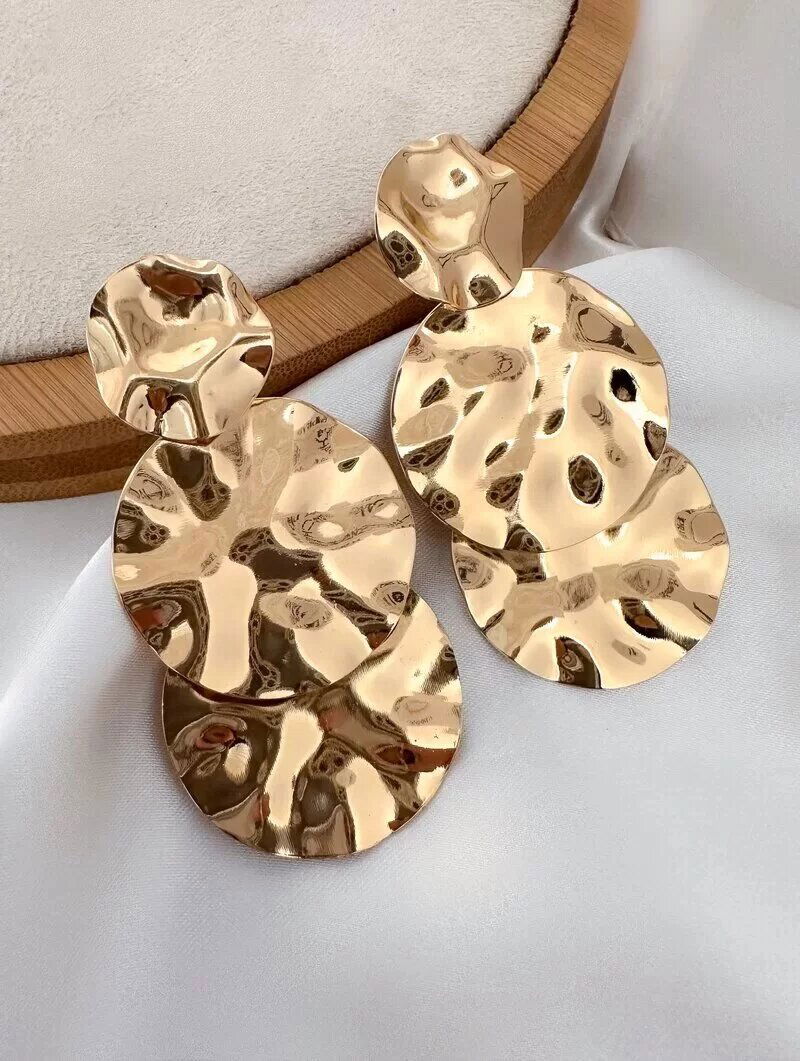 Brinco Folheado a Ouro 18k e Prata Três Bottons Lisos Martelados