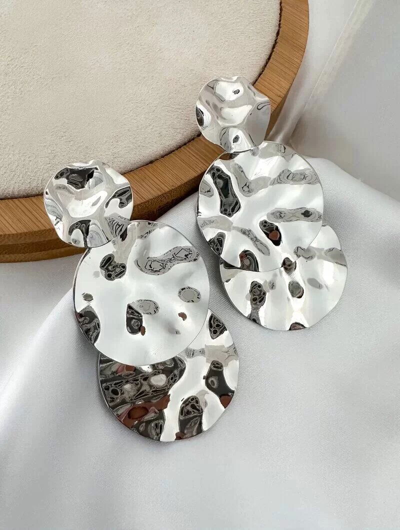 Brinco Folheado a Ouro 18k e Prata Três Bottons Lisos Martelados