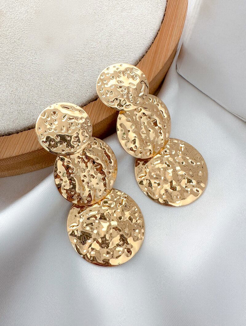 Brinco Folheado a Ouro 18k e Prata Três Bottons Martelados