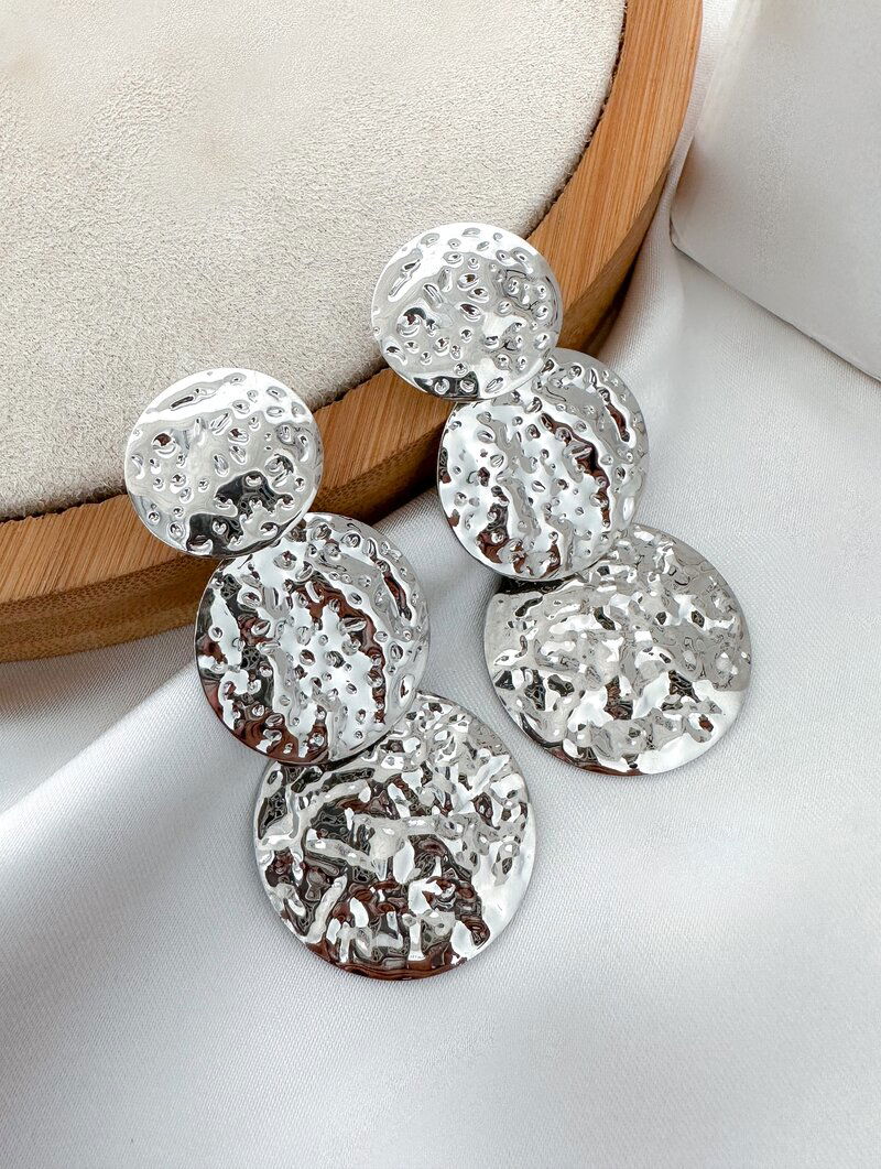 Brinco Folheado a Ouro 18k e Prata Três Bottons Martelados