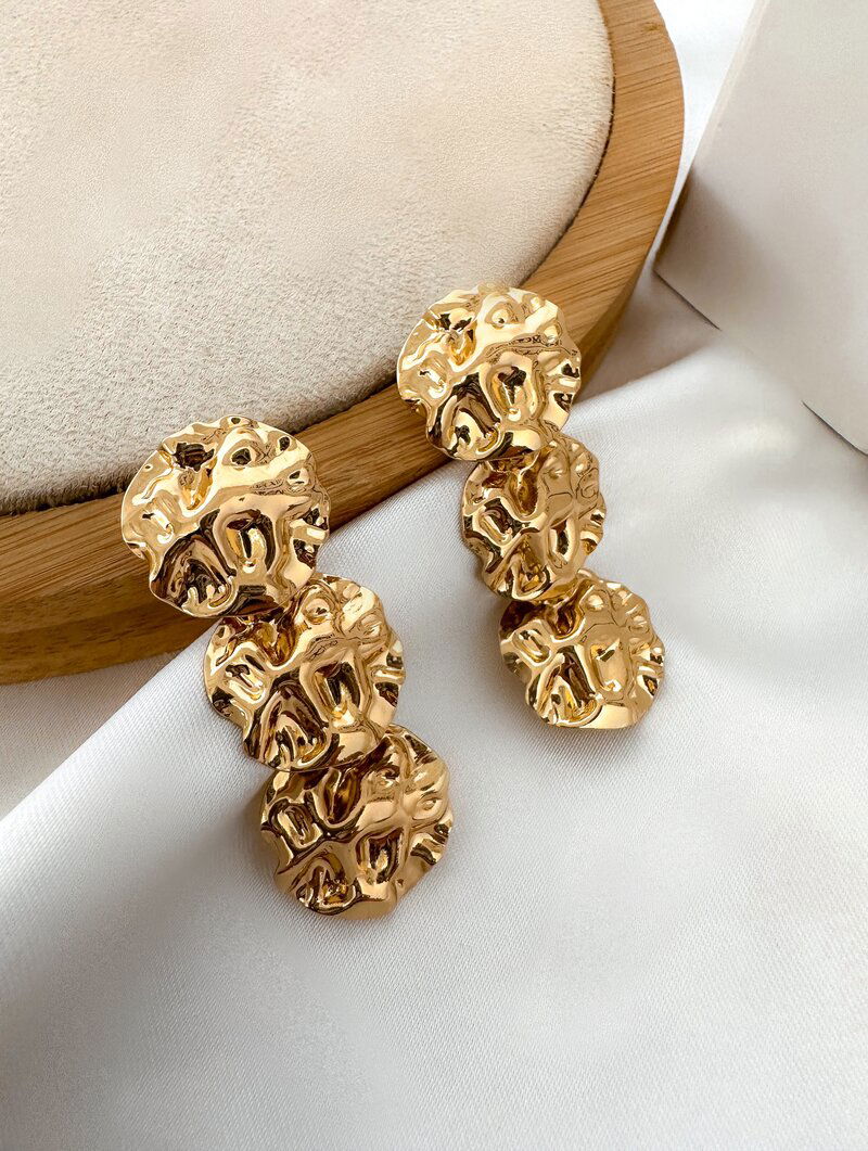 Brinco Folheado a Ouro 18k e Prata Três Bottons Martelados