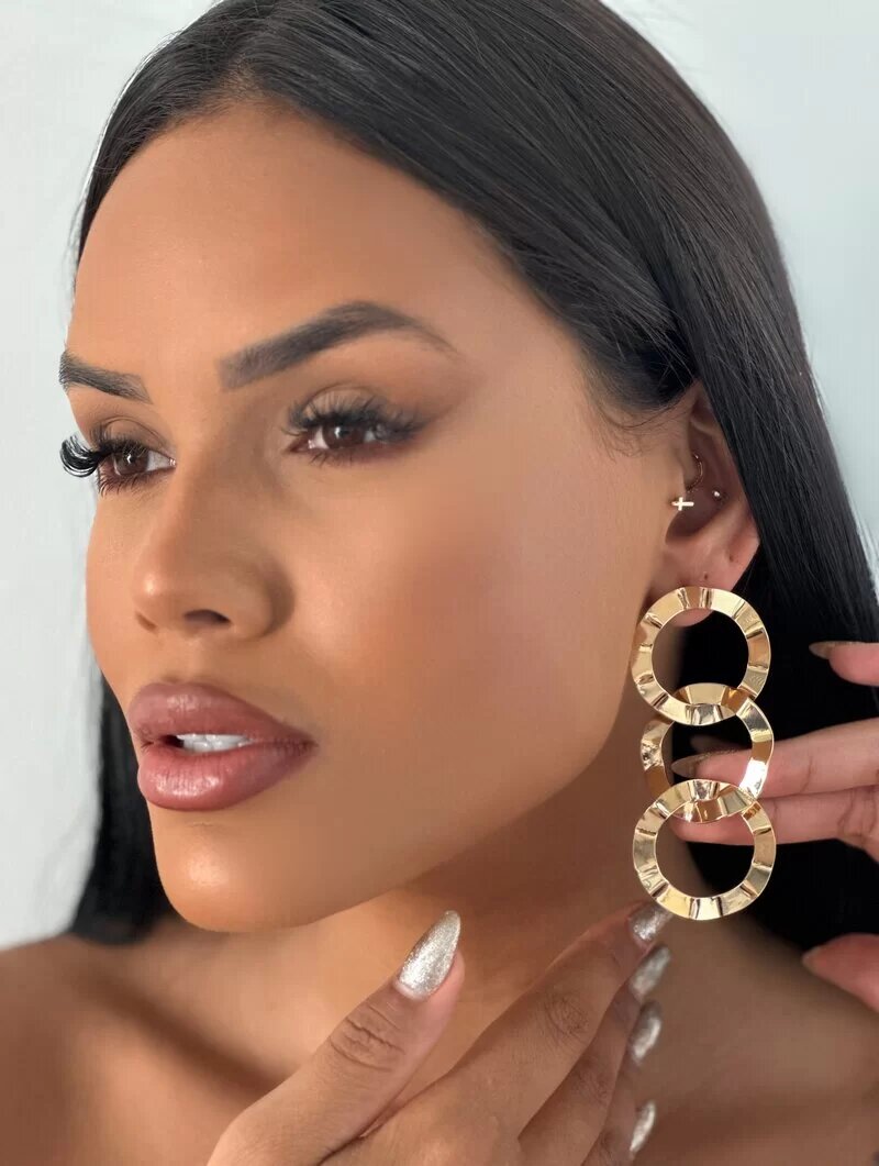 Brinco Folheado a Ouro 18k e Prata Três Circulos Vazados Martelados