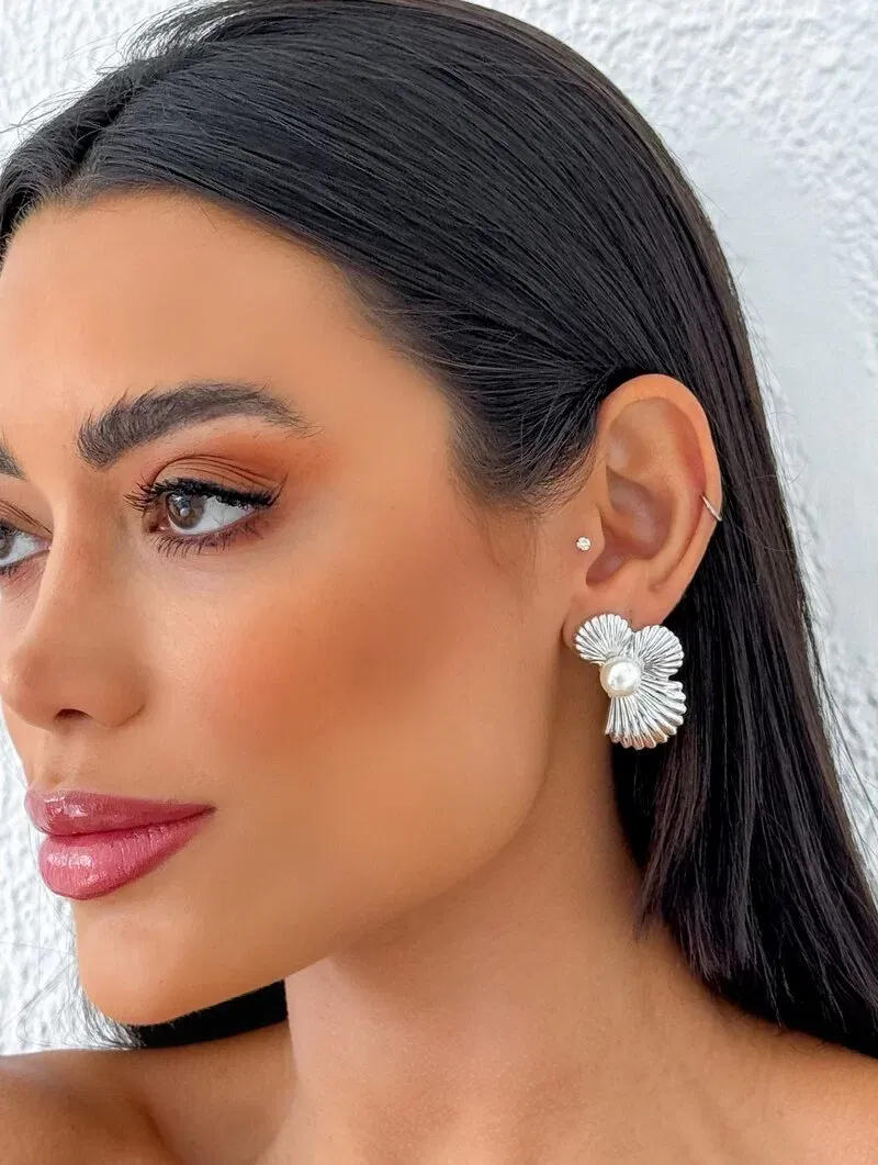 Brinco Folheado a Ouro 18k e Prata Três Conchas com Pérola