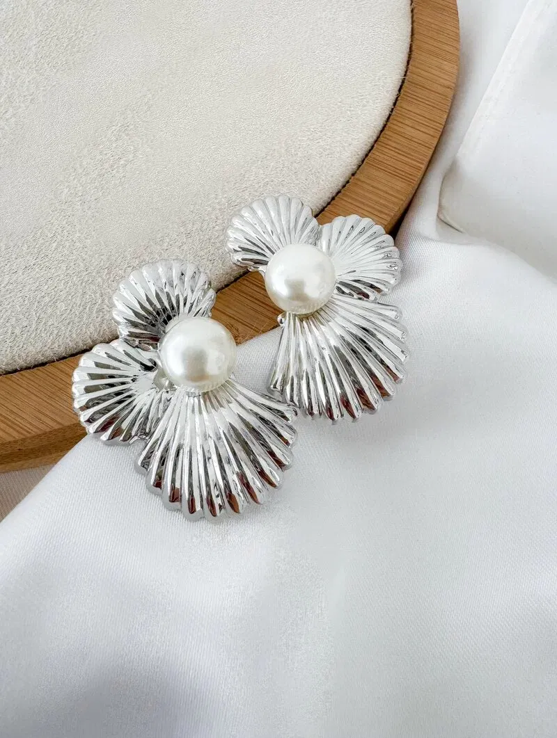 Brinco Folheado a Ouro 18k e Prata Três Conchas com Pérola