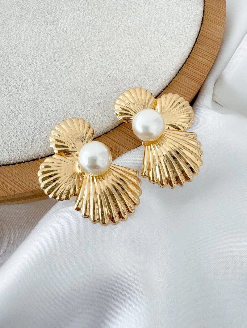 Brinco Folheado a Ouro 18k e Prata Três Conchas com Pérola