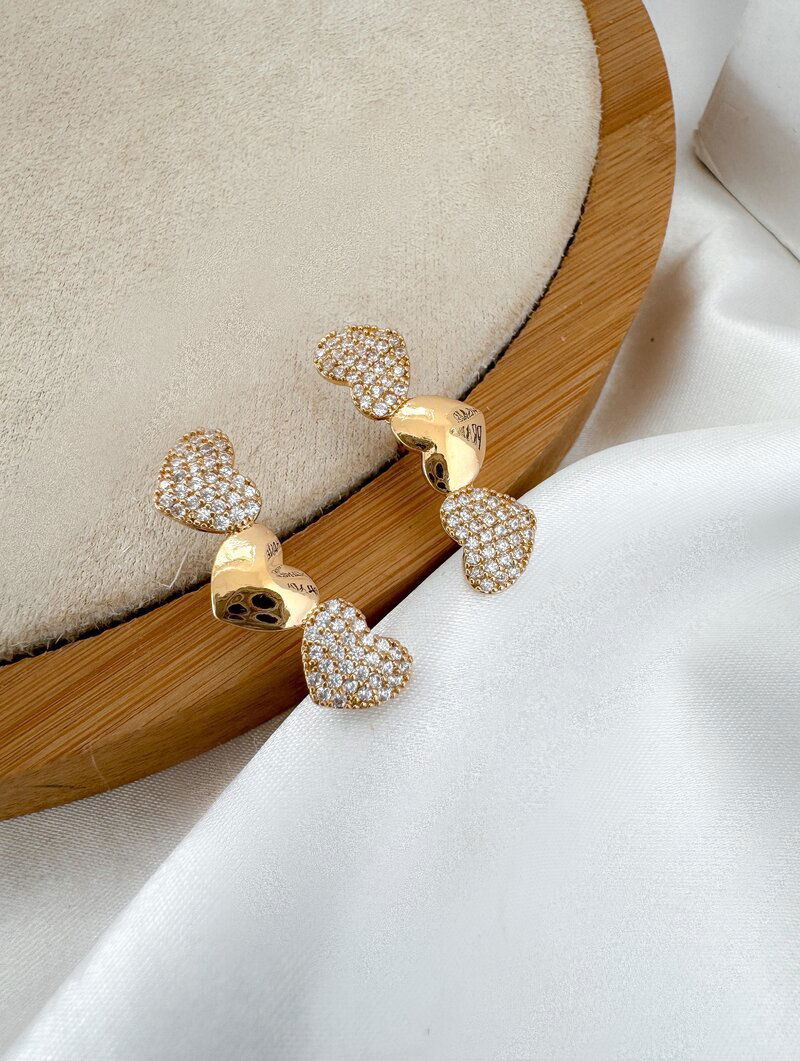 Brinco Folheado a Ouro 18k e Prata Três Corações com Detalhe Cravejado