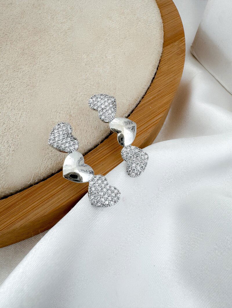 Brinco Folheado a Ouro 18k e Prata Três Corações com Detalhe Cravejado