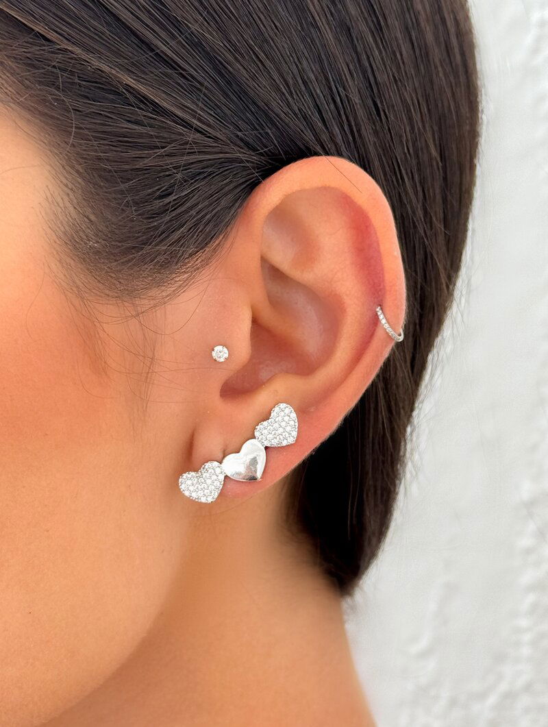 Brinco Folheado a Ouro 18k e Prata Três Corações com Detalhe Cravejado