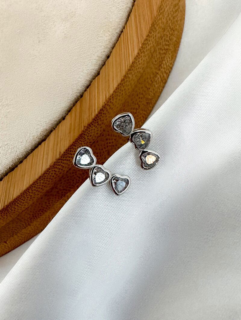 Brinco Folheado a Ouro 18k e Prata Três Corações de Zircônia