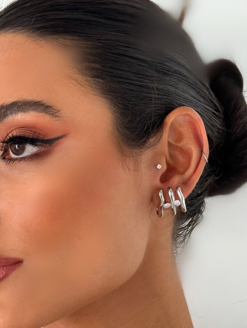 Brinco Folheado a Ouro 18k e Prata Três Fios com Entremeios Cravejados