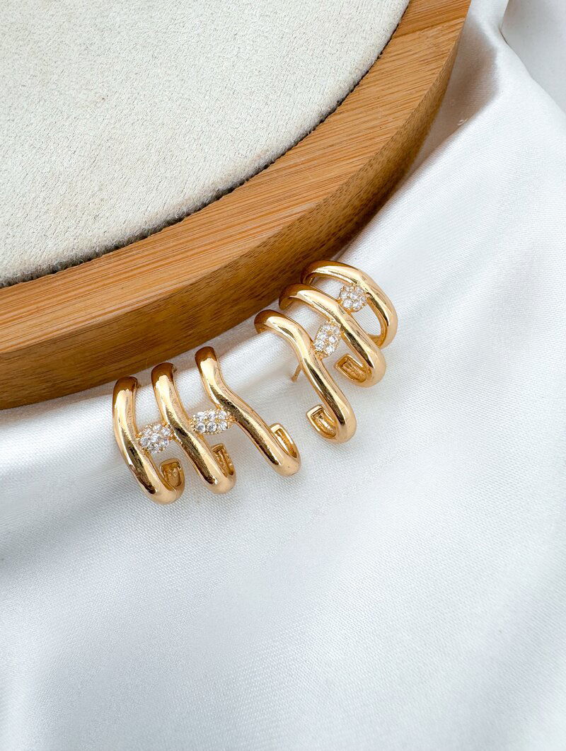 Brinco Folheado a Ouro 18k e Prata Três Fios com Entremeios Cravejados