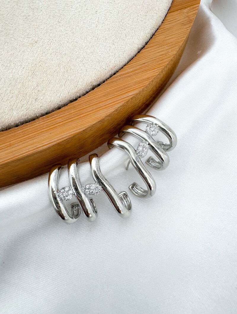 Brinco Folheado a Ouro 18k e Prata Três Fios com Entremeios Cravejados