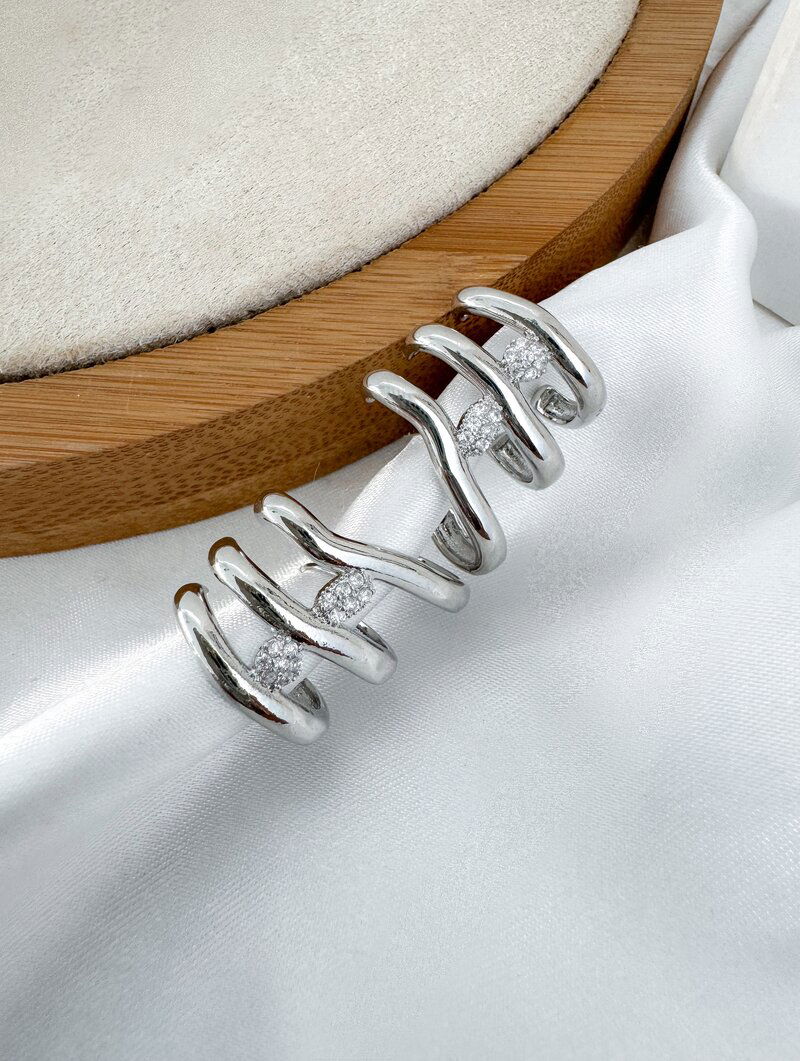 Brinco Folheado a Ouro 18k e Prata Três Fios com Entremeios Cravejados