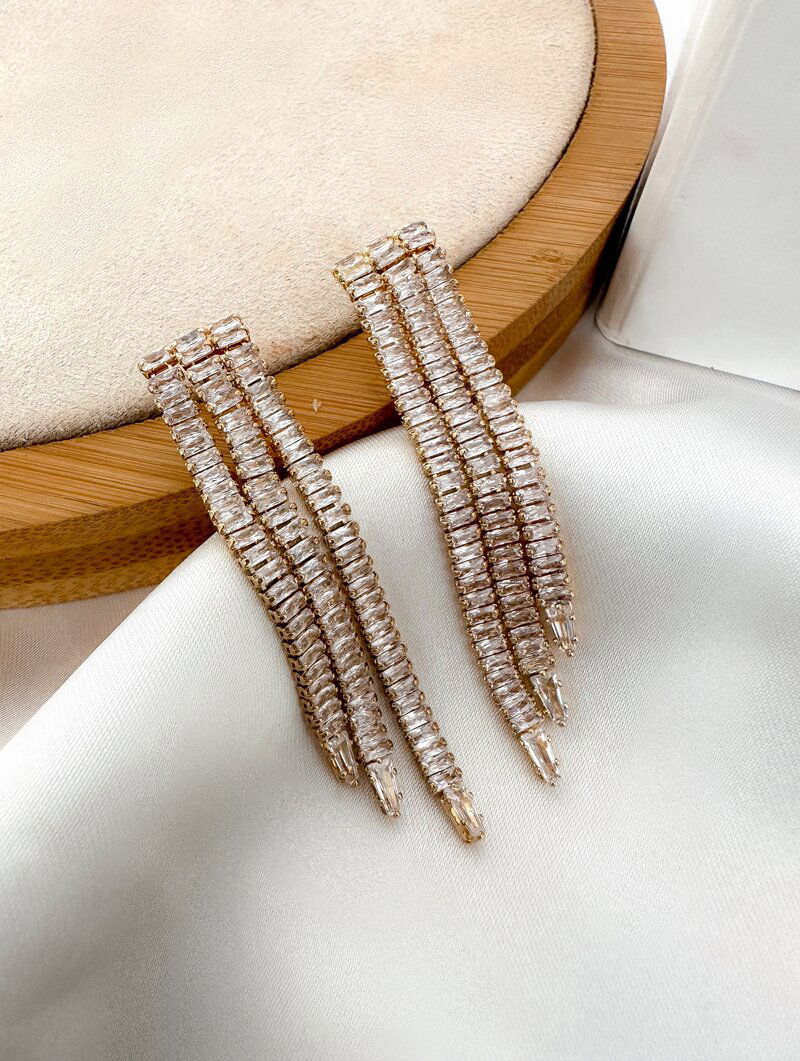 Brinco Folheado a Ouro 18k e Prata Três Fios de Zircônias