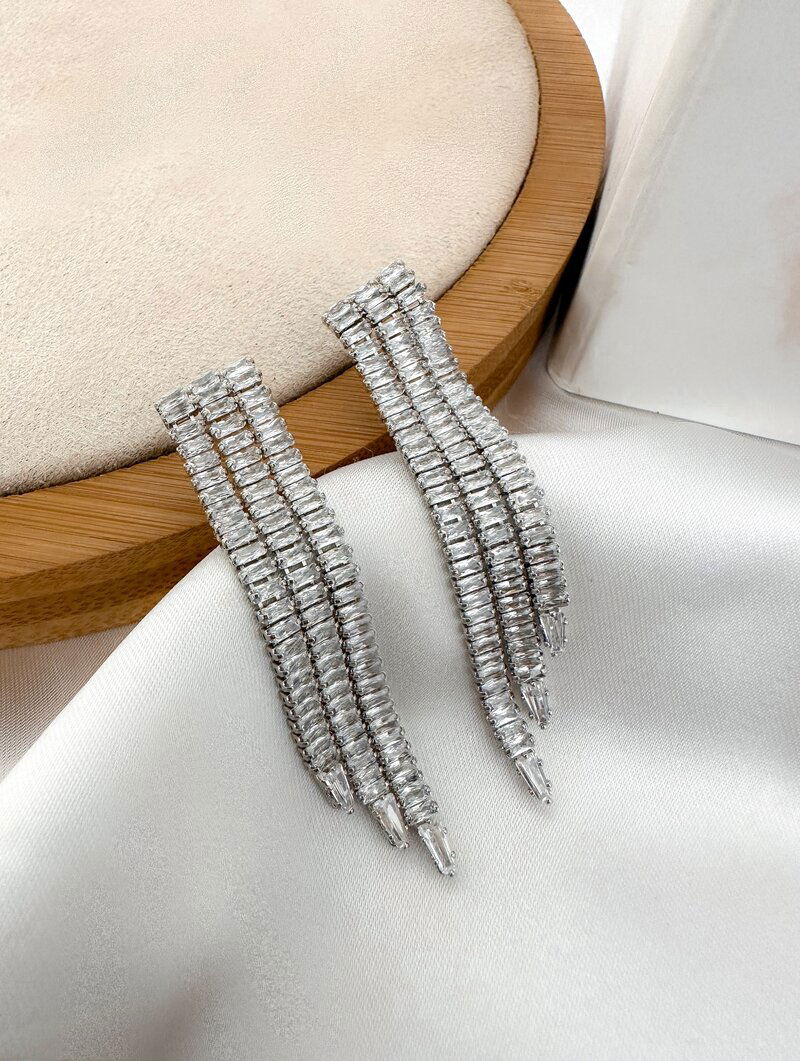 Brinco Folheado a Ouro 18k e Prata Três Fios de Zircônias