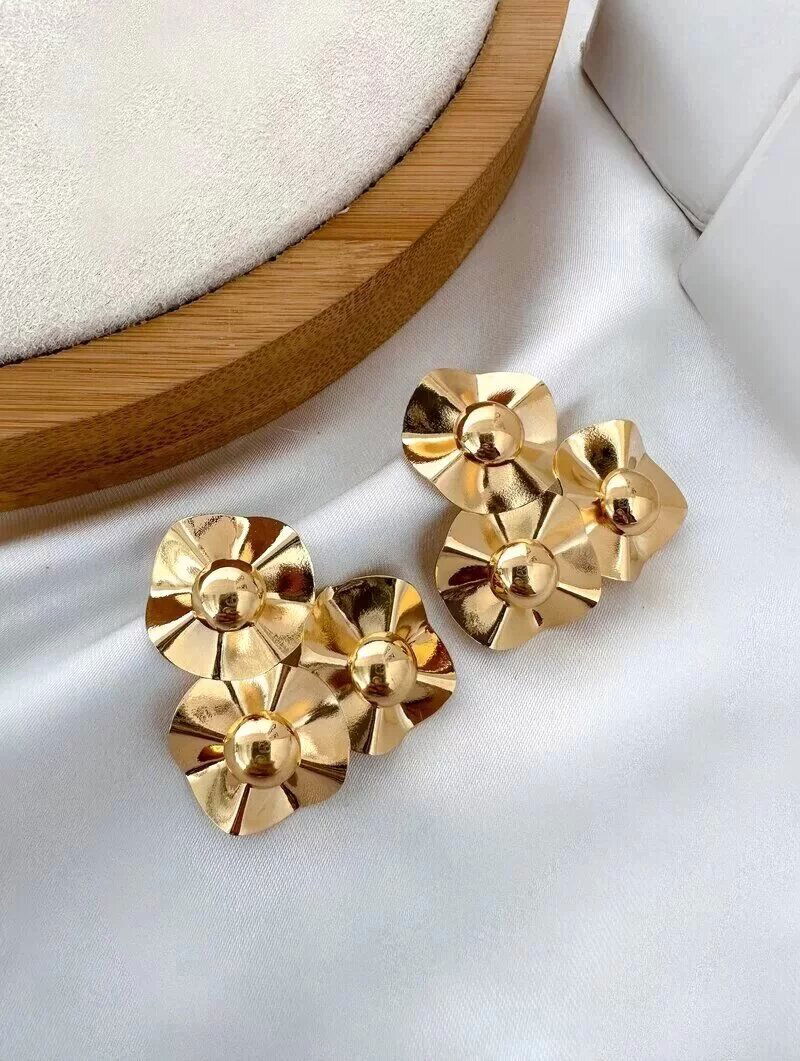 Brinco Folheado a Ouro 18k e Prata Três Flores